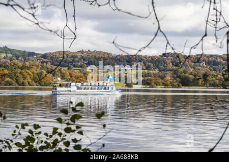 Ein Fahrgast- Hochgeschwindigkeitsfahrzeuge nimmt Touristen entlang des Lake Windermere im Oktober 2019 in Cumbria gesehen. Stockfoto