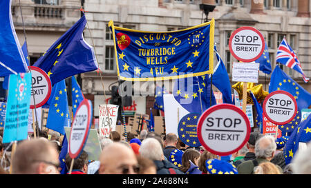 Whitehall, London, UK, 19. Oktober 2019; Masse von Anti-Brexit Demonstranten marschieren und Holding anti-Brexit Zeichen während der "letzte Wort" protestieren. Stockfoto