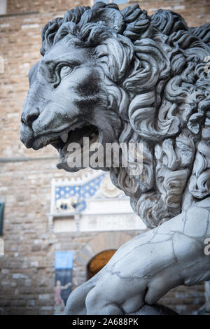 Lion an der Loggia dei Lanzi Piazza della Signoria, Florenz, Italien Stockfoto