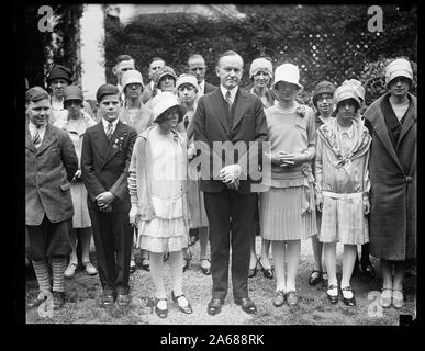 Sieger in National Spelling Bee erhielt von Präsident Coolidge. Schule Kinder aus aller Cou [...], die in der vierten jährlichen National Spelling Bee in Washington hielt konkurrierten, wurden Rece [...] President Coolidge im Weißen Haus heute. Die Sieger sind in der Gruppe mit dem Präsidenten gezeigt. Lesung nach rechts: Bessie Doig von Detroit, der Gewinner des dritten Preises von 200 $; Präsident Coolidge; Betty Robinson von South Bend, Indiana, der Sieger des ersten Preisgeld von $ 1.000; und Pauline Grau, Akron, Ohio, Sieger des Zweiten Preis von $ 500 Links Stockfoto