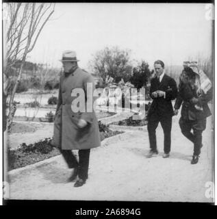 Winston Churchill, Lawrence von Arabien, und Emir Abdullah wandern in den Gärten des Government House, Jerusalem, während der geheimen Konferenz Stockfoto
