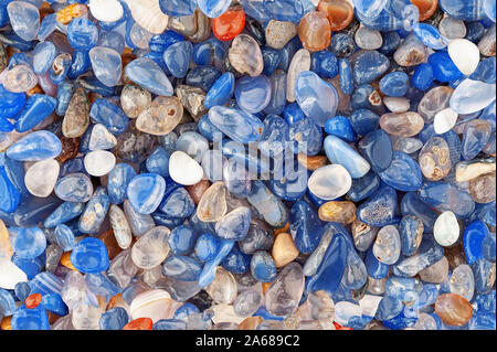 Kleine abgerundete blaue Achat Steinen strukturierten Hintergrund Stockfoto