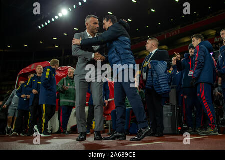 Emirates Stadium, London, UK. 24 Okt, 2019. UEFA Europa League Fußball, Arsenal gegen Vitoria De Guimaraes; Arsenal Manager Unai Emery schüttelt Hände mit Ivo Vieira Manager von Vitoria Guimaraes - Redaktionelle Verwendung Credit: Aktion plus Sport/Alamy leben Nachrichten Stockfoto