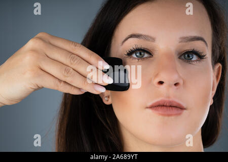 Junge Frau, Gua Sha - Traditionelle Chinesische Massage Stockfoto