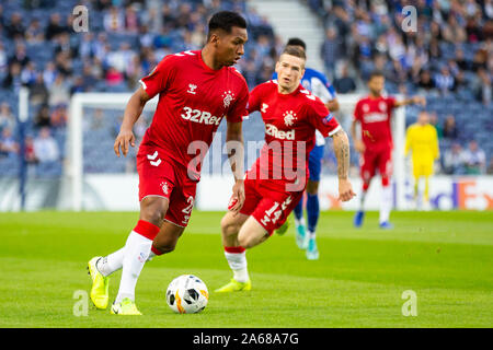 Der Ranger Spieler Alfredo Morelos (L) in Aktion während der UEFA Europa League Spiel Dragon Stadium am 24. Oktober 2019 in Porto, Portugal gesehen. (Final Score: FC Porto 1:1 Rangers) Stockfoto