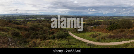 Einen Weg, den Steigungen und Kurven vom Gipfel des Nicky Nook Trig Point in Richtung der Lancashire Küstenebene. Stockfoto