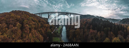 Müngstener Brücke, der höchsten Eisenbahnbrücke in Deutschland Drohne Fotografie. Stockfoto