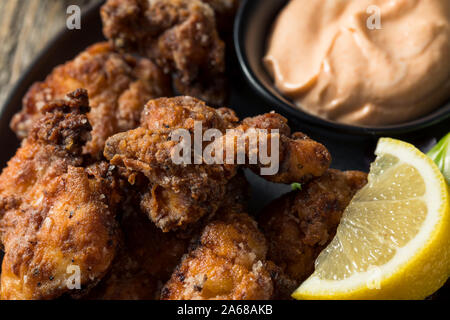 Hausgemachte japanische Fried Chicken Karaage mit Mayo und Zitrone Stockfoto