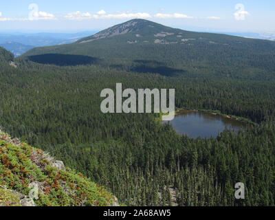 Ein Blick auf den Mt. Trotz, den höchsten Gipfel der Columbia Gorge und regnerischen See von Green Point Mt. Mt. Hood National Forest, Mark O Hatfield Wildnis. Stockfoto