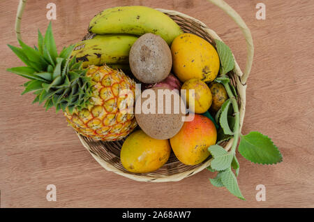 Sortierte Früchte im Korb Stockfoto