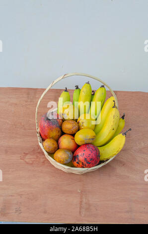 Früchte in Whicker Warenkorb Stockfoto