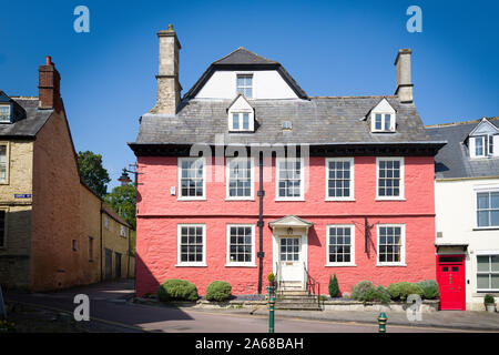 Eine attraktive rosa-ummauerte Altstadt Haus in der Castle Street im alten Teil von Calne in Wiltshire England Großbritannien Stockfoto