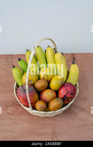 Obstkorb mit Mangos Stockfoto