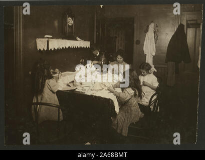 Zeuge F.A.Smith. Foto um 21.00 Uhr Home von Patrick McGurl (Mechaniker), 136 Exchange Street, Worcester, Mass. Arbeiten an Schlauch Unterstützer. Alle Arbeiten, 6-jährige, 8-jährige, 11-Jährige, 12-Jährige und Mutter. Insgesamt verdienen ca. $ 3 pro Woche. Noons arbeiten, nach der Schule und jede Nacht. Ein 9-jähriger Junge (nicht im Bild) trägt hin und her. Schwere Lasten. (Siehe Bericht von F.A. Smith). Abstract: Fotografien aus den Aufzeichnungen des Nationalen Kinderarbeit Committee (USA) Stockfoto