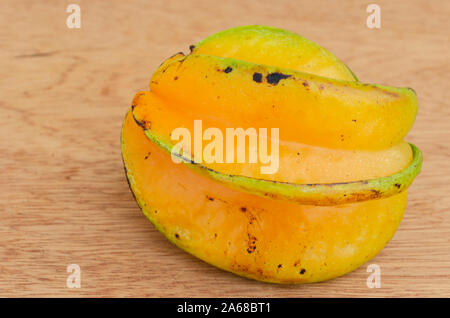 Isolierte Averrhoa Carambola an Bord Oberfläche Stockfoto