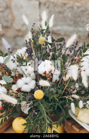 Closeup Blumenstrauß und ährchen mit Baumwolle im rustikalen Stil Stockfoto