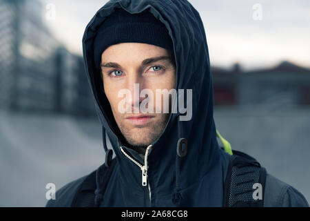 Portrait einer jungen attraktiven Mann, der eine Kapuzenjacke Stockfoto