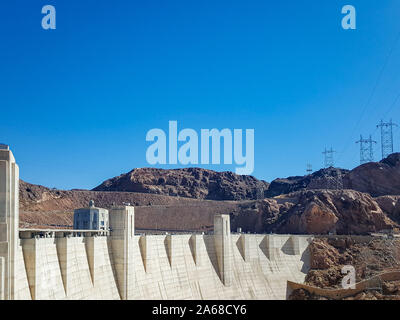 Hoover Dam Reservoir. Hoover Dam in den Vereinigten Staaten. Wasserkraftwerk an der Grenze von Arizona und Nevada. Stockfoto