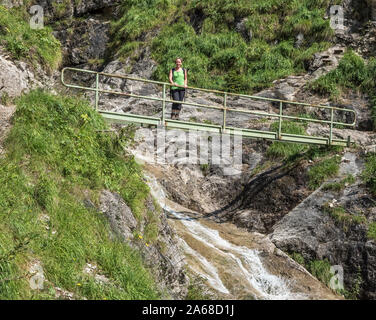 Frau auf einer Brücke creek Hirschbach, Wanderung Hirschbachtobel bei Bad Hindelang, Allgäu, Bayern, Deutschland Stockfoto