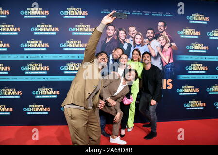 Köln, Deutschland. 23 Okt, 2019. Wotan Wilke Möhring, Elyas M'Barek, Jessica Schwarz, Karoline Herfurth, Direktor Bora Dagtekin und Florian David Fitz kommen zur Premiere des Films "Das perfekte Geheimnis' an der Cinedom in Köln. Credit: Horst Galuschka/dpa/Alamy leben Nachrichten Stockfoto