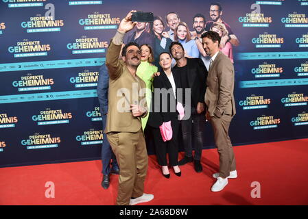 Köln, Deutschland. 23 Okt, 2019. Wotan Wilke Möhring, Elyas M'Barek, Jessica Schwarz, Karoline Herfurth, Direktor Bora Dagtekin und Florian David Fitz kommen zur Premiere des Films "Das perfekte Geheimnis' an der Cinedom in Köln. Credit: Horst Galuschka/dpa/Alamy leben Nachrichten Stockfoto
