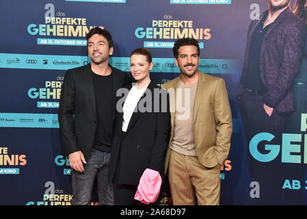 Köln, Deutschland. 23 Okt, 2019. Direktor Bora Dagtekin, Schauspieler Karoline Herfurth und ELYAS M'Barek, um die Premiere des Films "Die perfekte Geheimnis' in der Cinedom in Köln kommen. Credit: Horst Galuschka/dpa/Alamy leben Nachrichten Stockfoto
