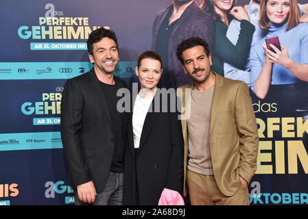 Köln, Deutschland. 23 Okt, 2019. Direktor Bora Dagtekin, Schauspieler Karoline Herfurth und ELYAS M'Barek, um die Premiere des Films "Die perfekte Geheimnis' in der Cinedom in Köln kommen. Credit: Horst Galuschka/dpa/Alamy leben Nachrichten Stockfoto