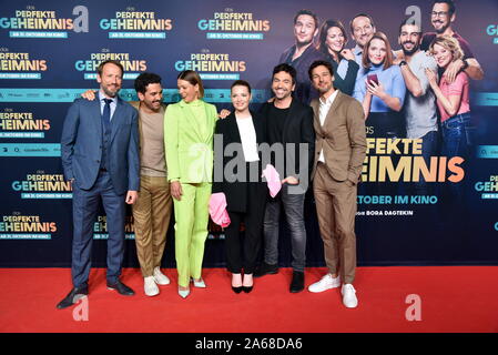 Köln, Deutschland. 23 Okt, 2019. Wotan Wilke Möhring, l-r, Elyas M'Barek, Jessica Schwarz, Karoline Herfurth, Direktor Bora Dagtekin und Florian David Fitz kommen zur Premiere des Films "Das perfekte Geheimnis' an der Cinedom in Köln. Credit: Horst Galuschka/dpa/Alamy leben Nachrichten Stockfoto