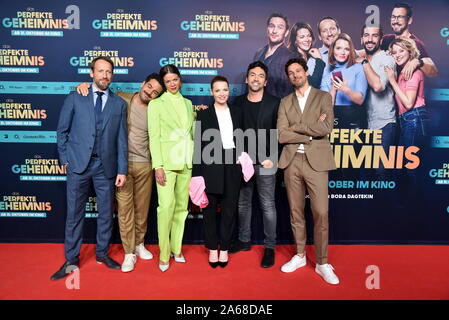 Köln, Deutschland. 23 Okt, 2019. Wotan Wilke Möhring, Elyas M'Barek, Jessica Schwarz, Karoline Herfurth, Direktor Bora Dagtekin und Florian David Fitz kommen zur Premiere des Films "Das perfekte Geheimnis' an der Cinedom in Köln. Credit: Horst Galuschka/dpa/Alamy leben Nachrichten Stockfoto