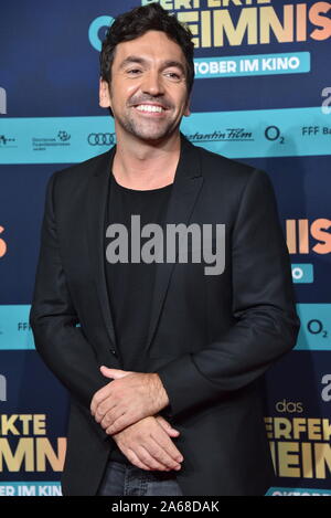 Köln, Deutschland. 23 Okt, 2019. Direktor Bora Dagtekin kommt zur Premiere des Films "Die perfekte Geheimnis" im Kölner Cinedom Credit: Horst Galuschka/dpa/Alamy leben Nachrichten Stockfoto
