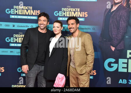 Köln, Deutschland. 23 Okt, 2019. Direktor Bora Dagtekin, Schauspieler Karoline Herfurth und ELYAS M'Barek, um die Premiere des Films "Die perfekte Geheimnis' in der Cinedom in Köln kommen. Credit: Horst Galuschka/dpa/Alamy leben Nachrichten Stockfoto