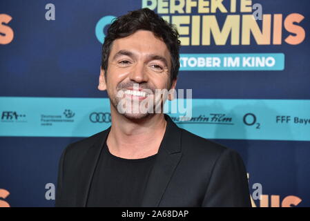 Köln, Deutschland. 23 Okt, 2019. Direktor Bora Dagtekin kommt zur Premiere des Films "Die perfekte Geheimnis" im Kölner Cinedom Credit: Horst Galuschka/dpa/Alamy leben Nachrichten Stockfoto