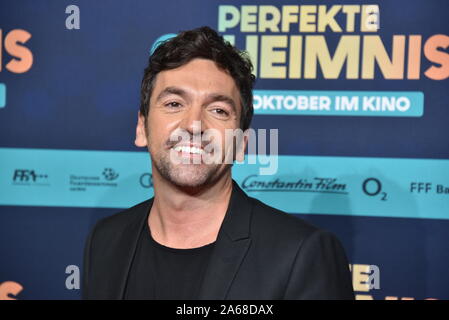 Köln, Deutschland. 23 Okt, 2019. Direktor Bora Dagtekin kommt zur Premiere des Films "Die perfekte Geheimnis" im Kölner Cinedom Credit: Horst Galuschka/dpa/Alamy leben Nachrichten Stockfoto
