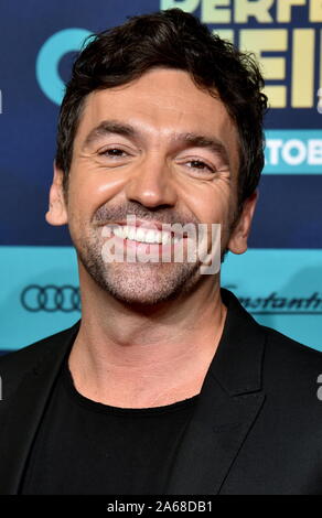 Köln, Deutschland. 23 Okt, 2019. Direktor Bora Dagtekin kommt zur Premiere des Films "Die perfekte Geheimnis" im Kölner Cinedom Credit: Horst Galuschka/dpa/Alamy leben Nachrichten Stockfoto