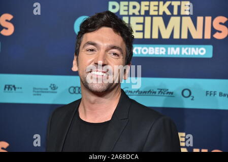 Köln, Deutschland. 23 Okt, 2019. Direktor Bora Dagtekin kommt zur Premiere des Films "Die perfekte Geheimnis" im Kölner Cinedom Credit: Horst Galuschka/dpa/Alamy leben Nachrichten Stockfoto