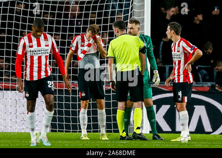 EINDHOVEN, Philips Stadion, 24-10-2019, Europa League Saison 2019/2020. PSV-Linz. PSV Spieler Daniel Schwaab Schädigung Stockfoto