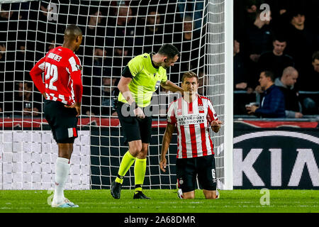 EINDHOVEN, Philips Stadion, 24-10-2019, Europa League Saison 2019/2020. PSV-Linz. PSV Spieler Daniel Schwaab Schädigung Stockfoto