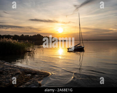 Sonnenuntergang am See Müritz,Strand von Dorf Sneek, Müritz Nationalpark, Deutschland Stockfoto