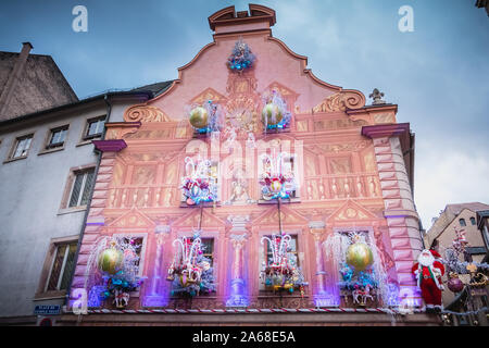 Straßburg, Frankreich, 28. Dezember 2017: Typische Architektur Haus für Weihnachten einen Abend im Winter eingerichtet Stockfoto