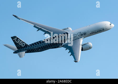Demonstration Flug des Airbus A350 XWB Langfristiger, zweistrahlige Verkehrsflugzeug auf der Luftfahrtausstellung Maks 2019 in Moskau. Stockfoto