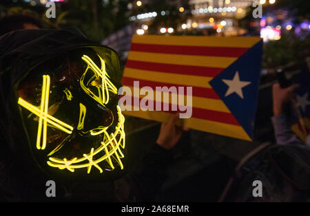 Eine Demonstrantin mit einer Maske hält eine katalanische Unabhängigkeit Estelada Flagge während der Hongkong Katalonien Solidarität Versammlung an der zentralen Bezirk in Hongkong. Stockfoto