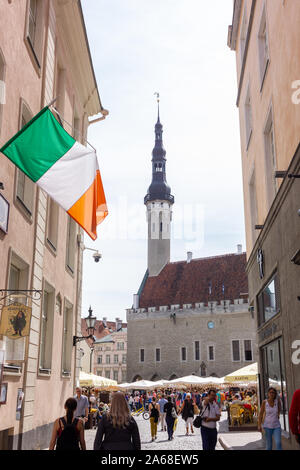 Ein Blick auf das Rathaus in Tallinn, Estland an einem Sommertag Stockfoto