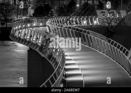 Dies ist ein schwarz-weiß Foto der Peace Bridge in Derry, Nordirland Stockfoto