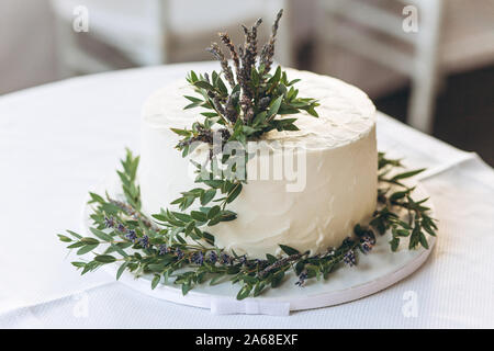 Close-up einen Kuchen mit Lavendel Blumen geschmückt. Stockfoto