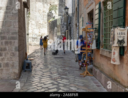 Montenegro, 20, 27, Sept 18, 2019: ein Blick auf einen typischen engen, kopfsteingepflasterten Straße von Kotor Stockfoto