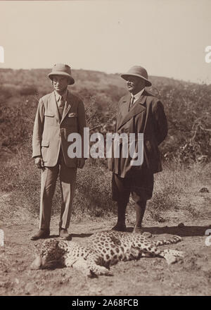 Kumar Shri Ranjitsinhji wer wurde H.H. Shri Sir Ranjitsinhji, Marmelade Sahib von Nawangar. Stehend über einen Schuß Leopard Stockfoto