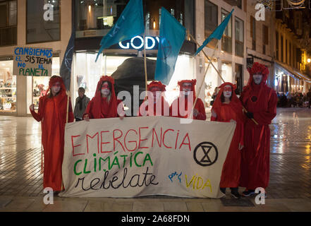 Aussterben rebellion Aktivisten mit einem Banner und Flaggen während des Gedenkens. Eine informative Kampagne der Internationale Tag gegen den Klimawandel, die jeden 24. Oktober gefeiert wird, zu gedenken. Die Demonstranten vor dem Aussterben Aufstandsbewegung und Umweltaktivisten der "Allianz für den Klimaschutz not" verlangen die Maßnahmen gegen den Klimawandel zu bekämpfen und einen Zustand der Klima Not fördern. Stockfoto