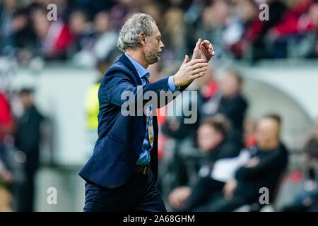 24. Oktober 2019, Hessen, Frankfurt/Main: Fußball: Europa League, Eintracht Frankfurt - Standard Lüttich, Gruppenphase, Gruppe F, 3. Spieltag, der in der Commerzbank Arena. Lüttich Trainer Michel Preud'homme gestikulierte. Foto: Uwe Anspach/dpa Stockfoto