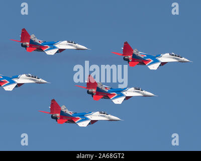 Moskau Russland Schukowski Flugplatz, 31. August 2019: Kunstflugstaffel swifts MiG-29 Aqua-lounge Demonstration Flug der International Aerospace salon MAKS Stockfoto