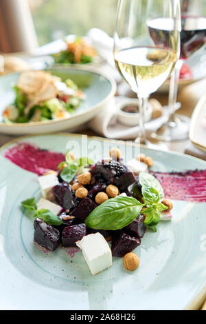 Gesunde Ernährung Essen. Italienischer Salat mit roter Bete. Vielfalt der Gerichte auf den Tisch. Verschiedene Snacks und Vorspeisen auf dem Tisch. Menü im Restaurant. Italienisch Stockfoto